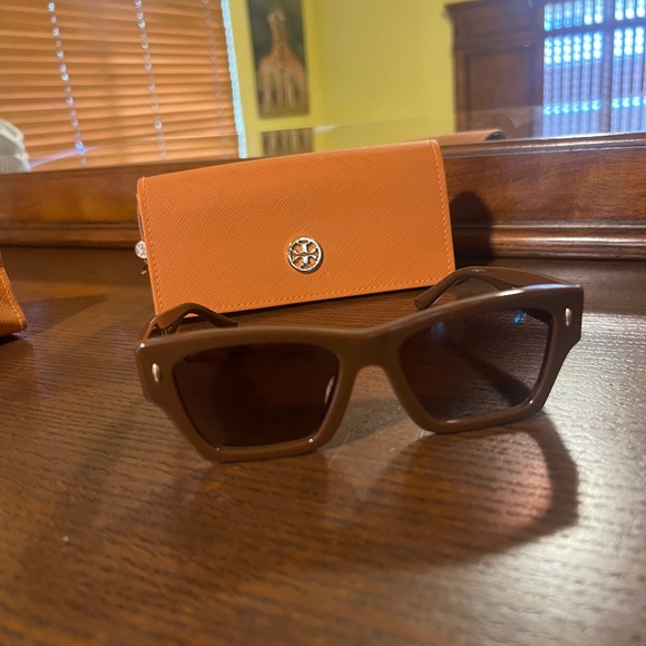 Tory Burch sunglassrs - Picture 1 of 3